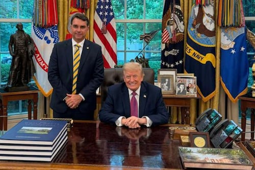 Trump anda de ‘huelemoles’ en elección en Brasil: Recibe a Flávio Bolsonaro en EU
