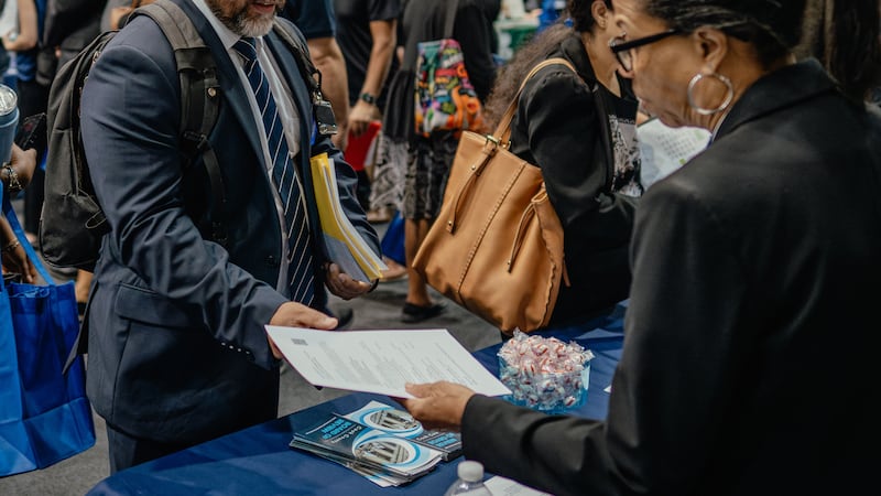 Trump lo va a presumir: Creación de trabajos supera expectativas en junio y desempleo cae a 4.1% en EU