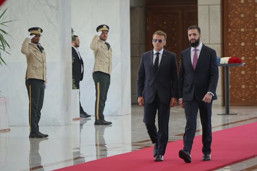 Bombas explotan cerca del hotel de Emmanuel Macron: Reportan ataques próximos a su hospedaje en Siria