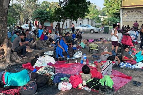 Migrantes quedan ‘varados’ en Veracruz’; gobierno de Oaxaca les había prometido un transporte