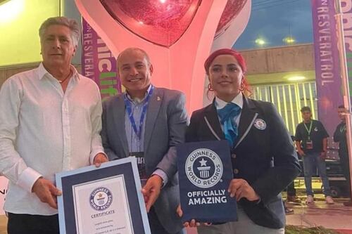 ¡Un brindis por Guanajuato!: Consiguen Récord Guiness por la botella de vino más grande del mundo