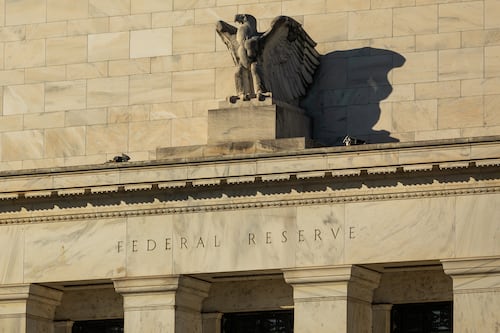 Fed ‘congela’ la tasa de interés; funcionarios señalan incertidumbre por guerra de EU en Medio Oriente