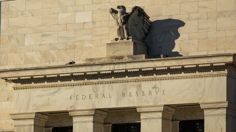 Fed ‘congela’ la tasa de interés; funcionarios señalan incertidumbre por guerra de EU en Medio Oriente