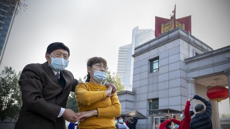 China reporta su mayor número de casos locales de COVID desde enero