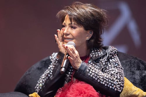 Alejandra Guzmán se disloca la cadera en concierto en vivo: ‘Se me zafó, necesito un doctor, ¿hay una ambulancia?’