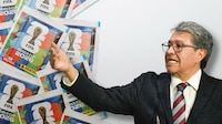 ¿Y la reforma electoral? Monreal organiza intercambio de estampas de Álbum Panini del Mundial 2026