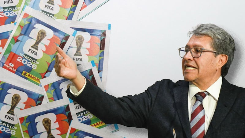 ¿Y la reforma electoral? Monreal organiza intercambio de estampas del mundial en Diputados