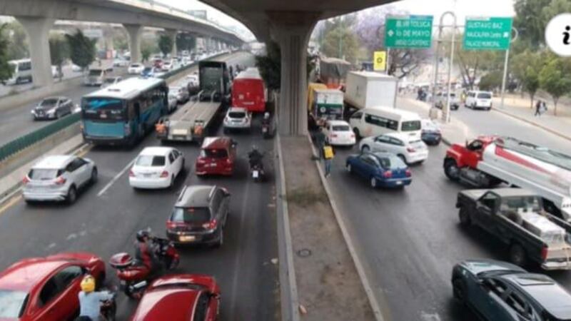 Caos en Periférico Norte: Manifestantes cierran la autopista a la altura de Naucalpan en hora pico