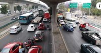 Caos en Periférico Norte: Manifestantes cierran la autopista a la altura de Naucalpan en hora pico