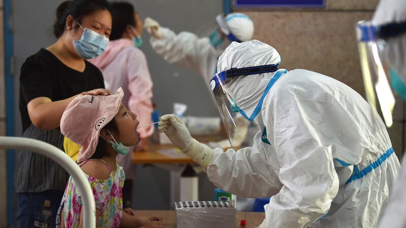 Está sucediendo otra vez: China aísla una ciudad por peor brote de COVID en más de un año