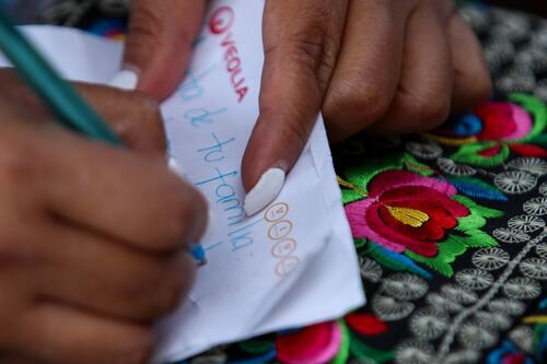 De enfermera a 'cartero': lleva cartas a mano a pacientes hospitalizados con COVID-19