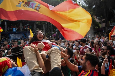 Los aficionados españoles recurren al "quiere volar" para divertirse en la Fuente de Cibeles de la CDMX. (Foto: EFE)