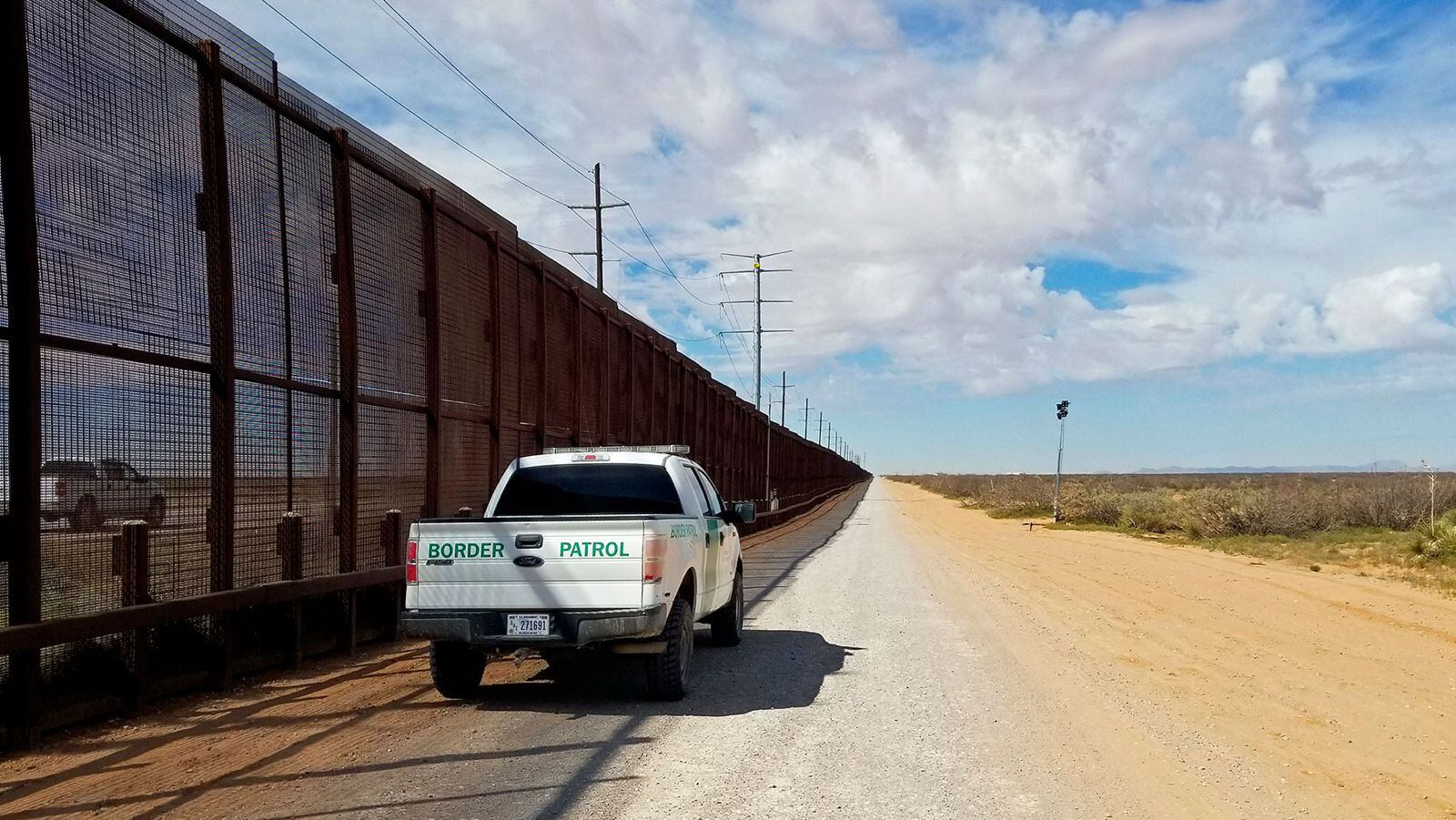 El gobierno de Texas analiza vender terrenos de la frontera a Washington para frenar la migración.