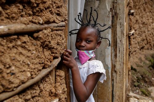 Este peinado en África imita la forma del coronavirus
