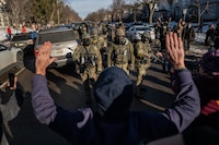 ‘¿Vamos a ser la Gestapo?’: Fans de Trump critican violencia del ICE en redadas migratorias