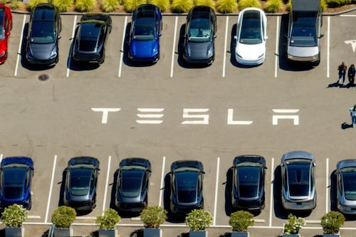 Una demanda más para Tesla: Una mujer falleció luego de que el auto se estrellara en su casa