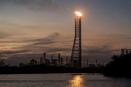 ¿Otro incendio en Dos Bocas? Reportan fuego y columna de humo en refinería Olmeca