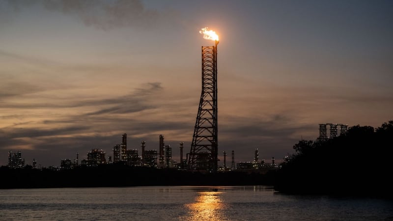 ¿Otro incendio en Dos Bocas? Reportan fuego y columna de humo en refinería Olmeca