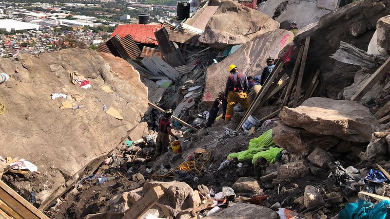Trabajos de rescate en Cerro del Chiquihuite siguen tras hallazgo de cuerpo de una menor