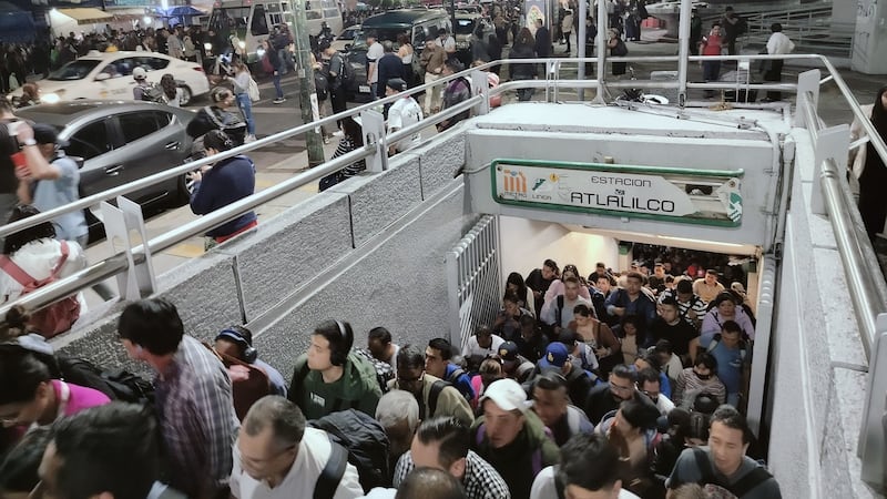 Videos: Cortocircuito ‘aplica el No Circula’ a líneas 8 y 9 del Metro; usuarios caminan sobre vías