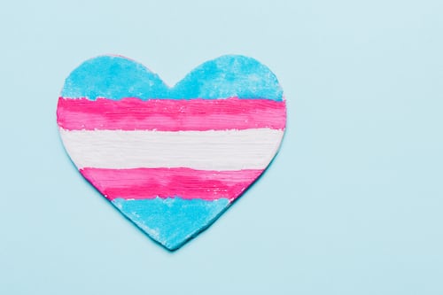 Acosan a hospital en Washington, EU, por atender a jóvenes transgénero