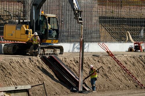 Biden prometió frenar el muro con México... pero le costará detener las obras en marcha