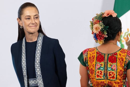 Elvis Guerra, diseñadora del vestido del Grito, se reúne con Sheinbaum y Harfuch tras tiroteo a su casa