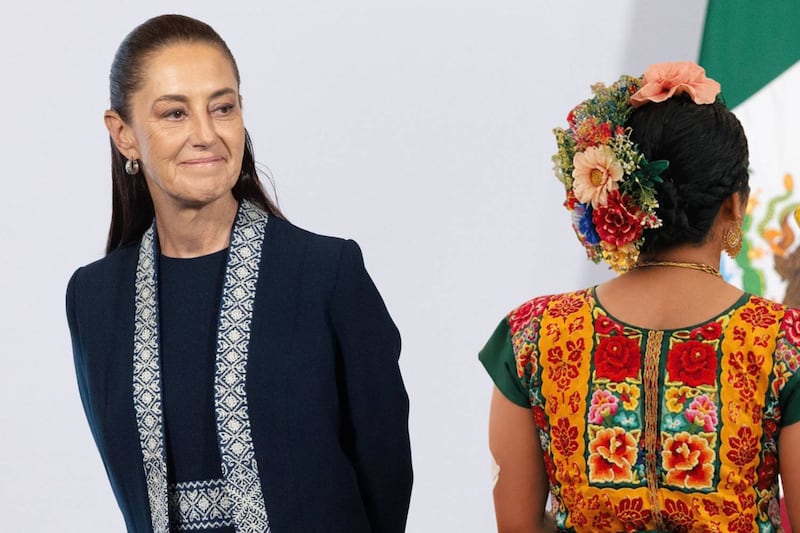 Elvis Guerra, diseñadora del vestido del Grito, se reúne con Sheinbaum y Harfuch tras tiroteo a su casa