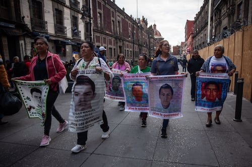 Juez dicta auto de formal prisión contra ocho militares por caso Ayotzinapa