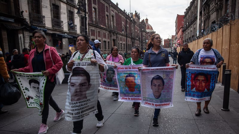 Juez dicta auto de formal prisión contra ocho militares por caso Ayotzinapa