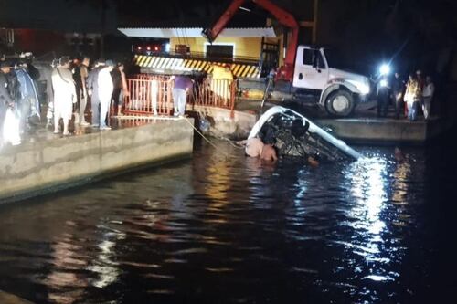 Tragedia en Veracruz: Siete jóvenes mueren ahogados al irse su camioneta a un río