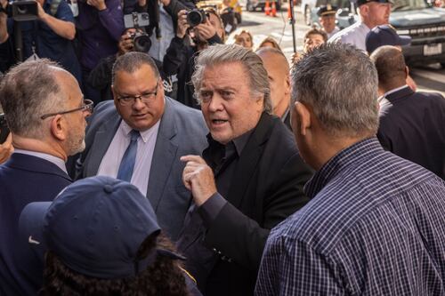 Steve Bannon se entrega a autoridades de Nueva York; es acusado de lavado de dinero