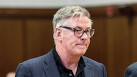 Alec Baldwin: Familia de Halyna Hutchins respalda nueva denuncia vs. el actor de ‘Rust’
