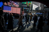 Wall Street ‘sonríe’ a media semana, antes del reporte sobre inflación en EU