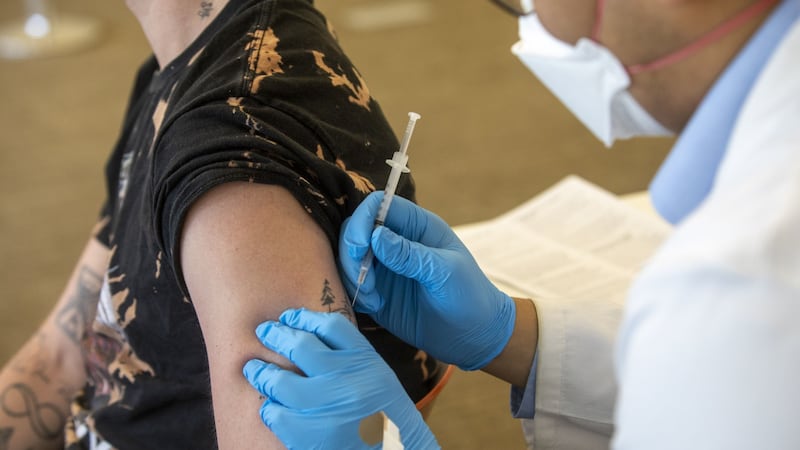 Viruela del mono: Vacunas se aplican más a gente blanca que a afroamericanos en EU