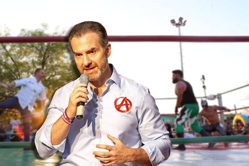 ¿Directo a la AAA? Adrián de la Garza, alcalde de Monterrey, participa en función de lucha libre
