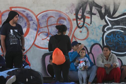 Migrantes en condición de calle reciben ayuda humanitaria en Ciudad Juárez