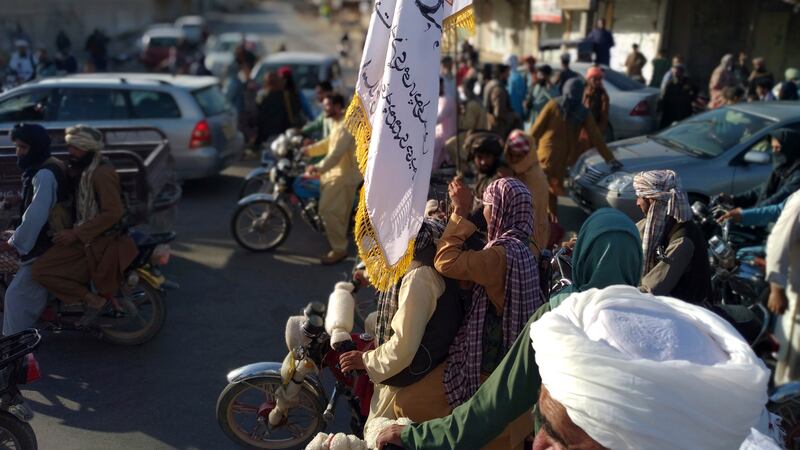 Los talibanes se apoderan de Afganistán en plena retirada de tropas de EU