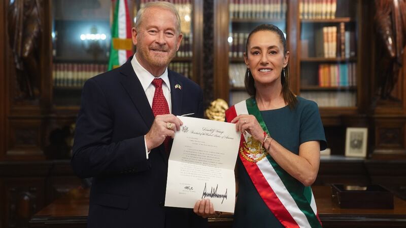 Sheinbaum recibe a Ronald Johnson, embajador de EU que sugirió mandar soldados a México vs. cárteles