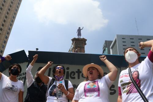 Retirarán estatua de madera de Glorieta de las Mujeres que Luchan, avisa Sheinbaum