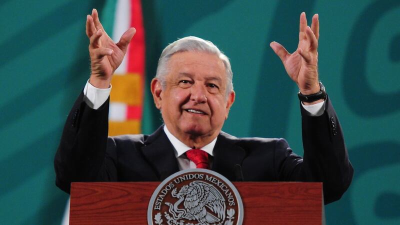 INE apercibe a AMLO por desacato: debe dejar de presumir logros en ‘mañaneras’