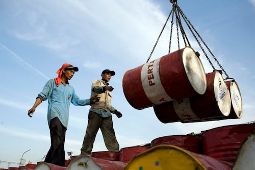 Precio del petróleo ‘se dispara’ a casi 24 horas del cierre del Estrecho de Ormuz: WTI repunta 8.69% HOY