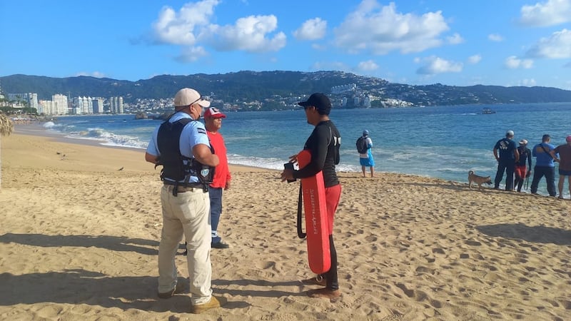 Futbolista de Cruz Azul desaparece en medio del fuerte oleaje en playa Condesa, Acapulco