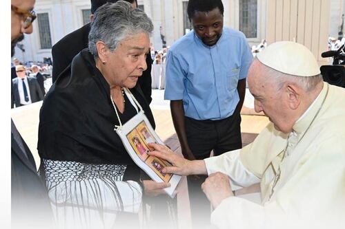 Una carta llena de esperanza: madre buscadora entrega carta al Papa Francisco y pide frenar violencia