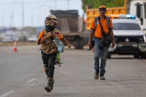 ‘Topito’ venezolano: Sebastián, de 10 años, rescata a dos mascotas tras sismos en Venezuela
