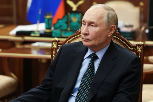 Rusia ‘le hace la barba’ a Trump: Le regala un cuadro con su retrato ‘absolutamente personal’