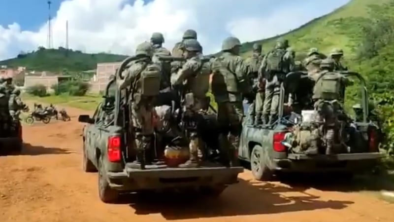 Abucheados y humillados: Pobladores sacan por la fuerza a militares en Arcelia, Guerrero
