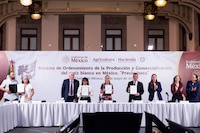 Sheinbaum firma un pacto para precios justosdel maíz blanco