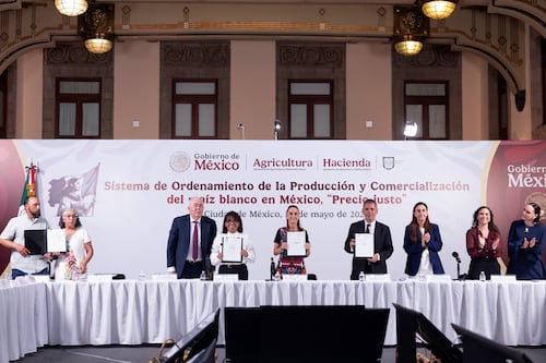 Sheinbaum firma un pacto para precios justosdel maíz blanco
