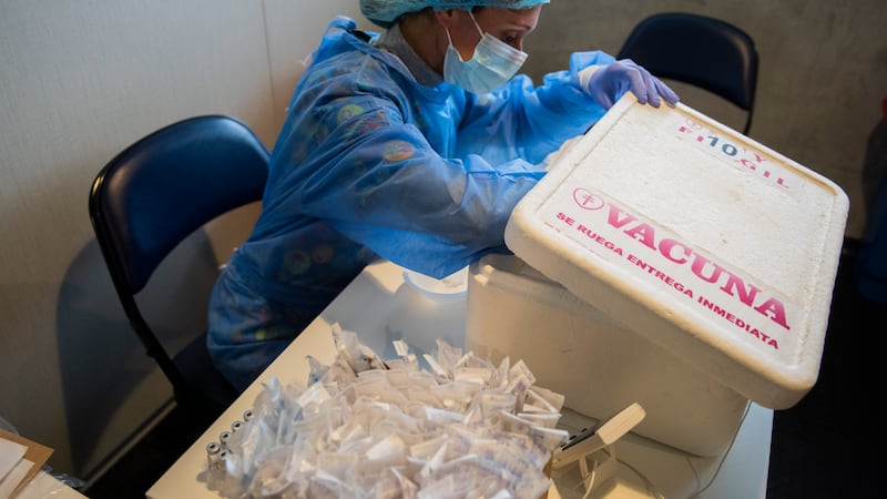 Uruguay comienza a vacunar con tercera dosis de Pfizer